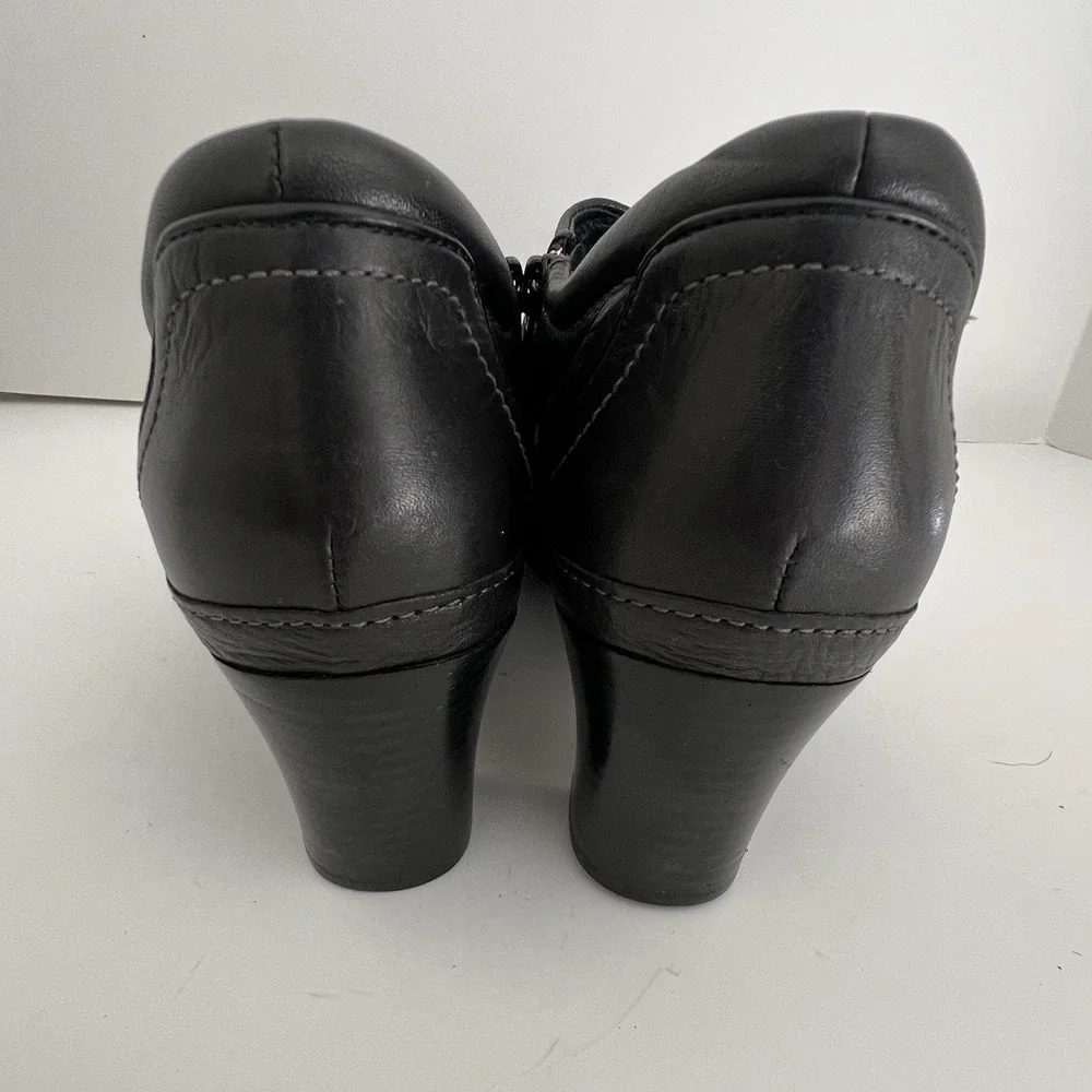 Clarks Artisan Active Air Women's Black Leather Booties Side Zip Size 9.5